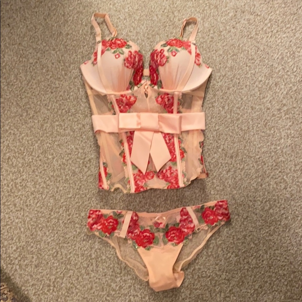 Victoria’s Secret lingerie set 34D